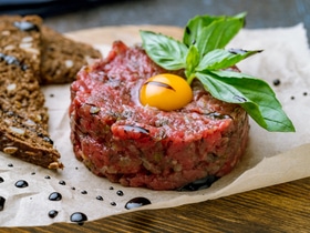 Тартар из говядины: французское мясо для гурманов