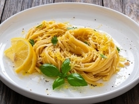 Лимонная паста с пармезаном за 20 минут: новый вкус привычных макарон