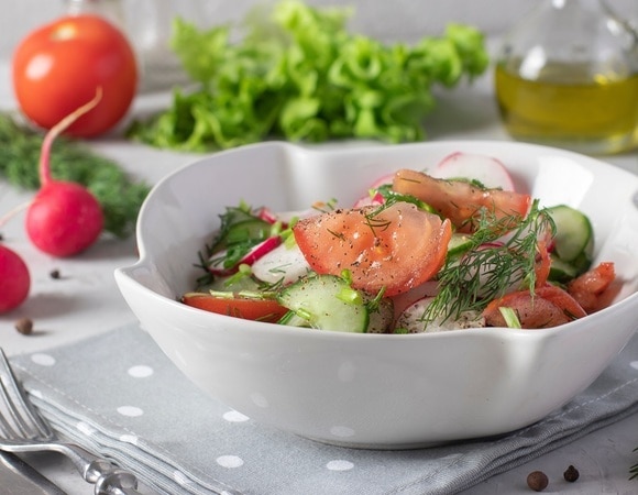 "Просто и вкусно": делаем салат из свежих овощей — 5 минут и готово "Просто и вкусно": делаем салат из свежих овощей — 5 минут и готово