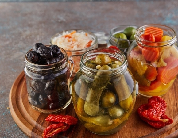 Витамины на зиму: врач подобрал лучший способ консервации продуктов