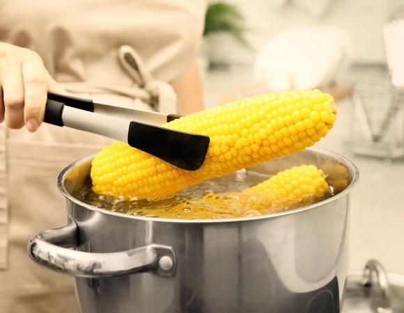 Без соли: добавьте эти 2 продукта при варке кукурузы — и больше не захотите готовить по-другому Без соли: добавьте эти 2 продукта при варке кукурузы — и больше не захотите готовить по-другому