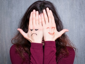 Не просто плохое настроение: диетолог связал “эмоциональные качели” с нехваткой этого важного элемента