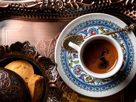 Самый согревающий: как приготовить кофе с кардамоном — рецепт от ресторана восточной кухни