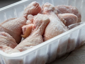 Как безопасно разморозить курицу: методы, которые сохранят сочность