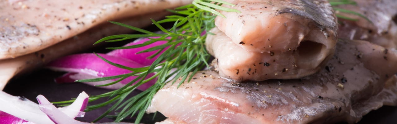 Чем заменить сельдь в салатах и закусках: шеф-повар назвала 4 рыбных альтернативы на любой вкус