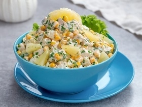 Репетиция Нового года: нашли интересный рецепт салата с курицей и ананасами, но без яиц Репетиция Нового года: нашли интересный рецепт салата с курицей и ананасами, но без яиц