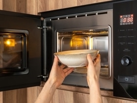 Никогда не разогревайте рыбу и морепродукты в микроволновке — и запах здесь ни при чем! Никогда не разогревайте рыбу и морепродукты в микроволновке — и запах здесь ни при чем!