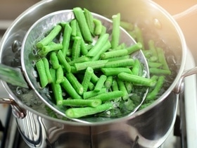 Горячая или холодная? Шеф объяснила, в какой воде варить овощи, чтобы они не "рассыпались" Горячая или холодная? Шеф объяснила, в какой воде варить овощи, чтобы они не "рассыпались"