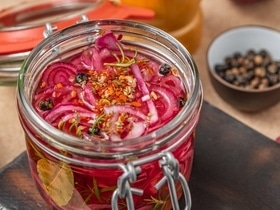 Красный или белый? Кулинары объяснили, какой лук выбирать для салатов и зачем его мариновать Красный или белый? Кулинары объяснили, какой лук выбирать для салатов и зачем его мариновать