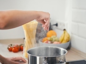 Ученые подсчитали идеальную норму соли для пасты Ученые подсчитали идеальную норму соли для пасты