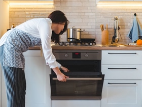 Пожар, токсины и испорченная техника: эти 6 кухонных предметов нельзя ставить в духовку Пожар, токсины и испорченная техника: эти 6 кухонных предметов нельзя ставить в духовку