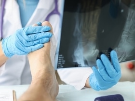 О снижении риска остеопороза стоит думать еще в подростковом возрасте: Мясников назвал неочевидные причины хрупкости костей О снижении риска остеопороза стоит думать еще в подростковом возрасте: Мясников назвал неочевидные причины хрупкости костей