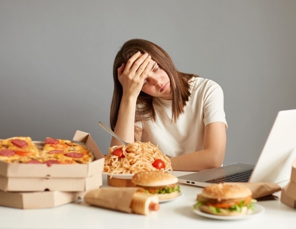 "Еда становится способом справляться с эмоциями" — психолог рассказала как остановить переедание и разорвать цикл срывов