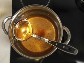 Денег не будет и к горю: эксперт объяснил "Едим Дома", почему половник нельзя оставлять в кастрюле Денег не будет и к горю: эксперт объяснил "Едим Дома", почему половник нельзя оставлять в кастрюле