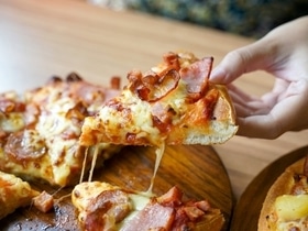 Не выбрасывайте корки от пиццы! Обалденная закуска из нелюбимой части за считанные минуты по рецепту из TikTok