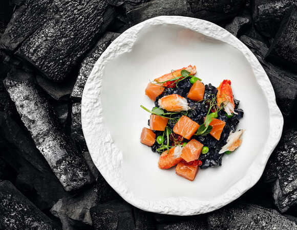 Черный оливье с крабом, с соусом из тунца, копченой треской и креветками — шеф-повара поделились необычными рецептами самого новогоднего салата