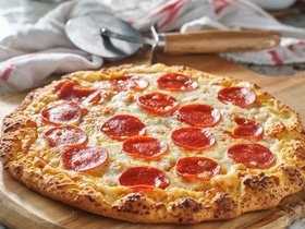 Не спешите включать духовку: найден лайфхак для превращения замороженной пиццы — в воздушную "ресторанную"