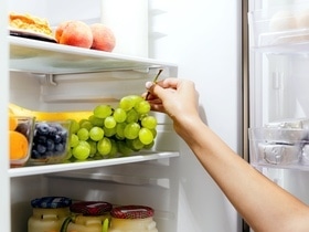 Это же было на Новый год! Психолог объяснила, почему мы не можем удержаться от "подъедания" праздничных запасов