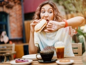 Сплошной стресс: невролог назвала одну привычку за столом, которая не дает вам расслабиться Сплошной стресс: невролог назвала одну привычку за столом, которая не дает вам расслабиться