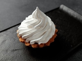 Идеальный белый: 3 десерта от "Едим Дома" в цветах оттенка 2026 года от Pantone