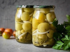 Пора открывать заготовки! Диетолог ответила, безопасны ли маринованные закуски с зелеными помидорами Пора открывать заготовки! Диетолог ответила, безопасны ли маринованные закуски с зелеными помидорами