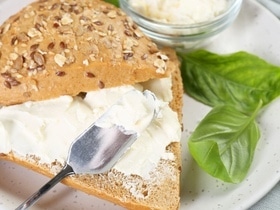 "Сочетать можно с чем угодно": чем полезен творожный сыр и реально ли приготовить его дома "Сочетать можно с чем угодно": чем полезен творожный сыр и реально ли приготовить его дома