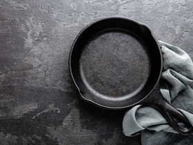 Что приготовить на новой чугунной сковороде, а каких продуктов в первое время лучше избегать? Что приготовить на новой чугунной сковороде, а каких продуктов в первое время лучше избегать?