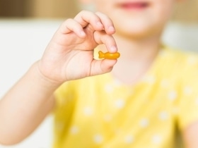 Надо ли давать детям рыбий жир? Педиатр объяснил, актуальна ли сегодня добавка из нашего детства