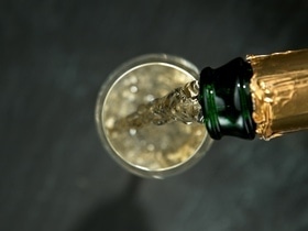 Педиатр объяснила, можно ли детям то самое "детское" шампанское