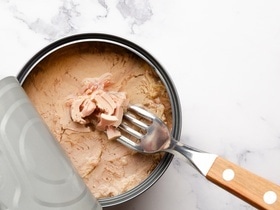 Какой ингредиент превращает рыбные консервы в опасный продукт, объяснила диетолог