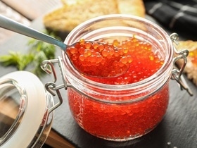 Как отличить настоящую красную икру от имитации всего за минуту — доктор Малышева раскрыла секрет