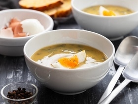 Суп с утра? Врач объяснила, почему жидкий завтрак полезнее каши и яичницы