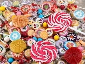 Диетолог вычислил самую вредную конфету в детских новогодних подарках