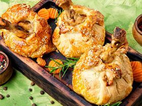 Завернула куриные ножки в тесто, чтобы приготовить невероятный обед для всей семьи: в восторге были и стар, и млад