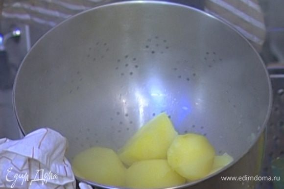 Картофель почистить, помыть и отварить (не переварить!).