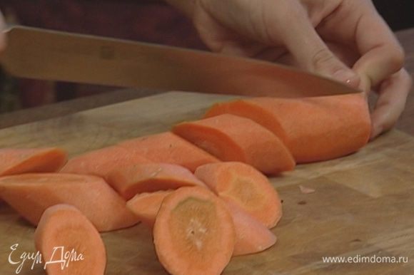 Морковь, пастернак и чеснок почистить и крупно нарезать.