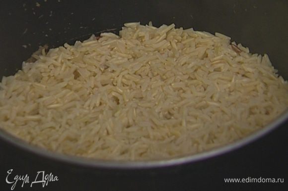 Рис всыпать в кипящую подсоленную воду, накрыть крышкой и отварить согласно инструкции на упаковке.