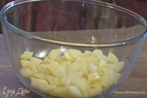 Картофель вымыть, почистить и нарезать крупными кусочками.