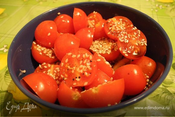 Порезать помидоры дольками, сельдерей кусочками, лук полукольцами. Посолить, поперчить, добавить уксус и оливковое масло, перемешать, посыпать зеленью и кунжутными семечками.
