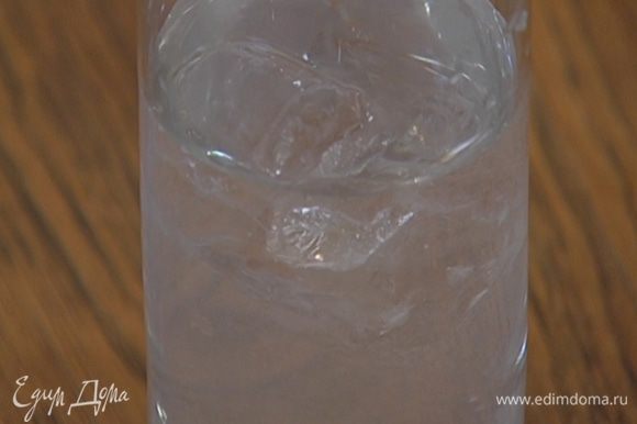 В большой стакан для виски положить большое количество льда.