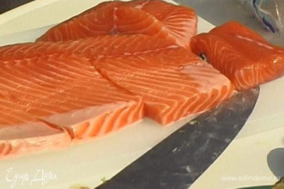 Нарезать рыбу на порционные куски длиной 8-10 см.