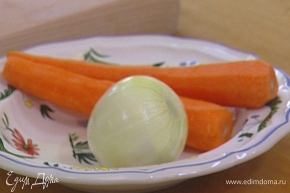 Морковь, лук и чеснок почистить и порезать.