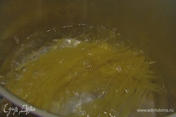 Спагетти отварить в подсоленной воде, не доварив до готовности 2 минуты.