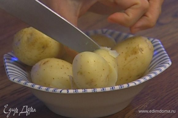Картофель вымыть, отварить в мундире и разрезать пополам.