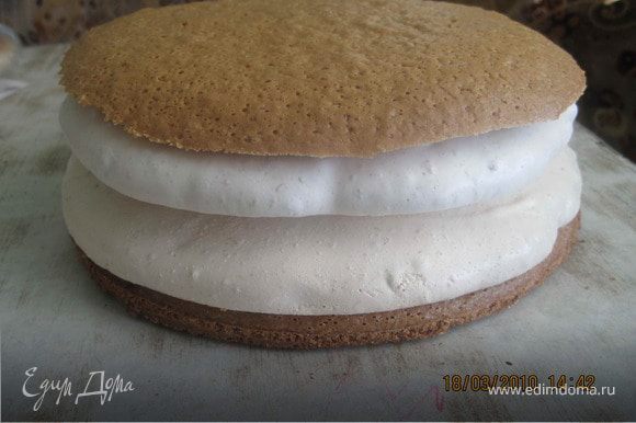 СБОРКА ТОРТА: бисквит+крем+безе+крем+безе+крем+бисквит. Верх и бока торта обмазать кремом и украсить арахисом.