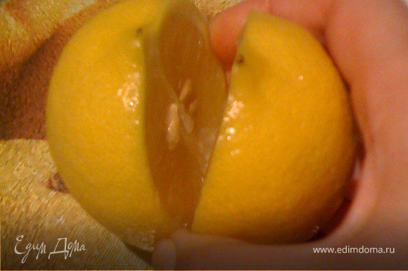 В каждый из двух больших разрезов добавить по 1 ч.л. соли (фото 3)и специи, если делаете с ними. Уложить плотно готовые лимоны в банку (желательно стерилизованную), до самого верха. Посыпать сверху еще 1 ч.л. соли (на 4 лимона) и болше, если больше лимонов. Плотно закрыть крышкой и хранить в темном помещении при комнатной температуре.