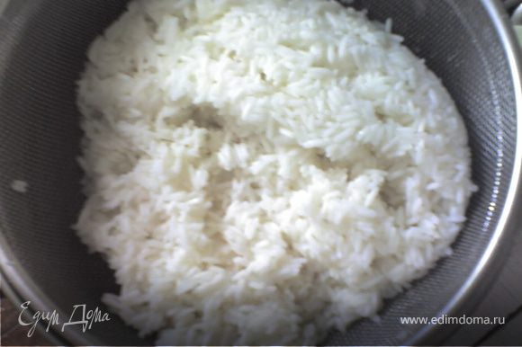 Рис отварить в подсоленной воде.Варить 5 мин. после закипания.