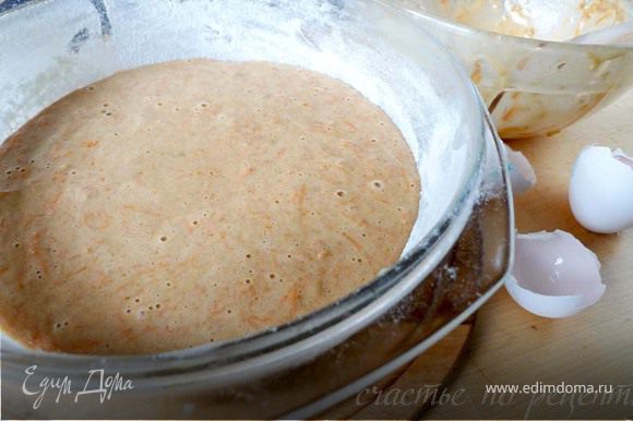 Форму смазать маслом и присыпать мукой. Выложить тесто и выпекать при 180С 40-45 минут. После того, как пирог будет готов, дать ему остыть и покрыть глазурью.