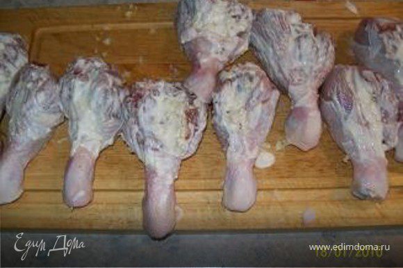 * Смазываем куриные голени майонезом-не жалеем * Перчим и солим по вкусу *Посыпаем приправой Maggi куриные голени.