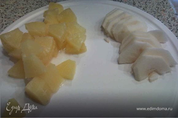 Нарезать маринованный ананас кусочками либо взять порезанный(из расчета 7-10 маленьких кусочков ананаса на один блин).